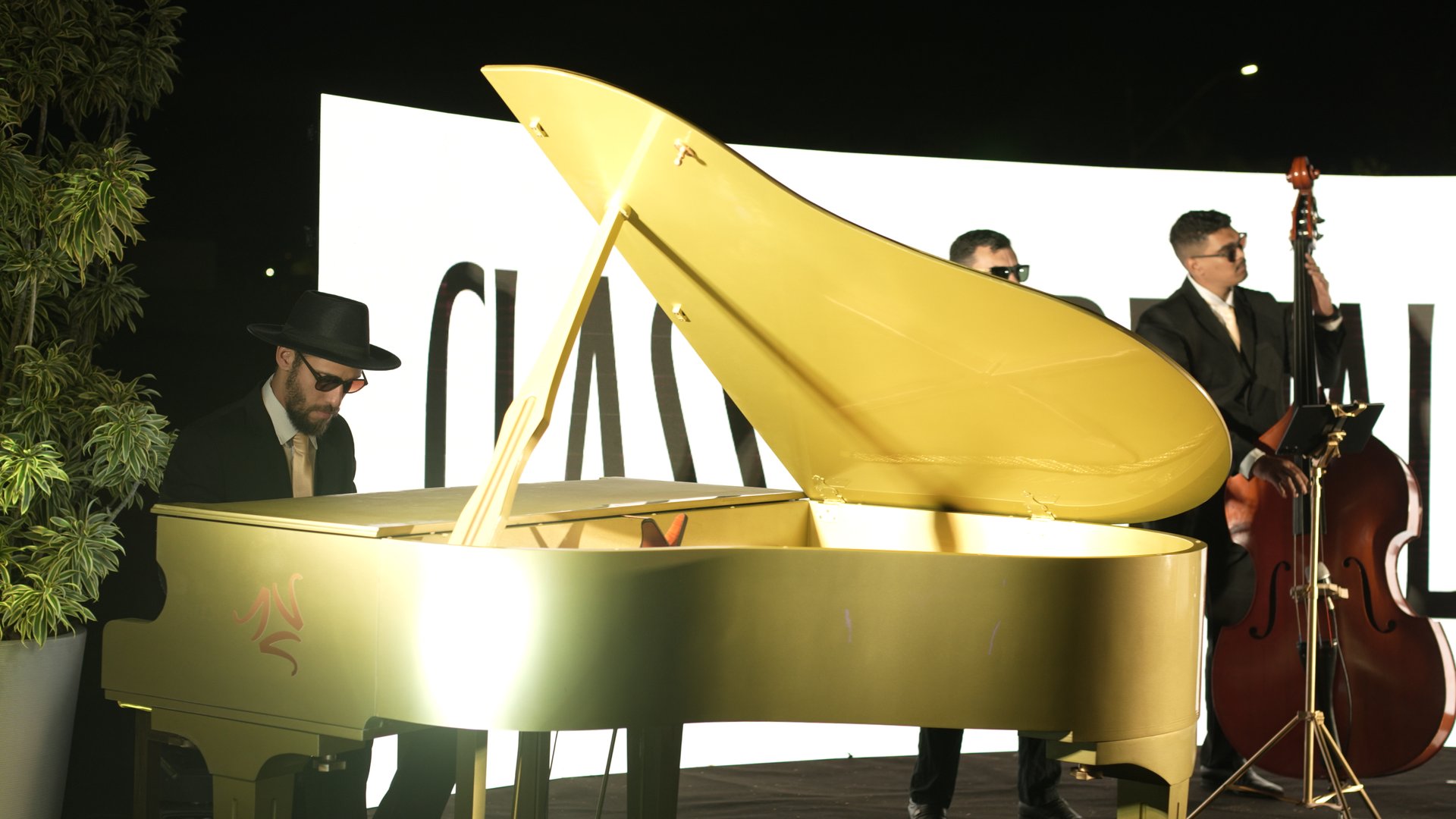 Piano de cauda dourado da Classy Aureon em performance